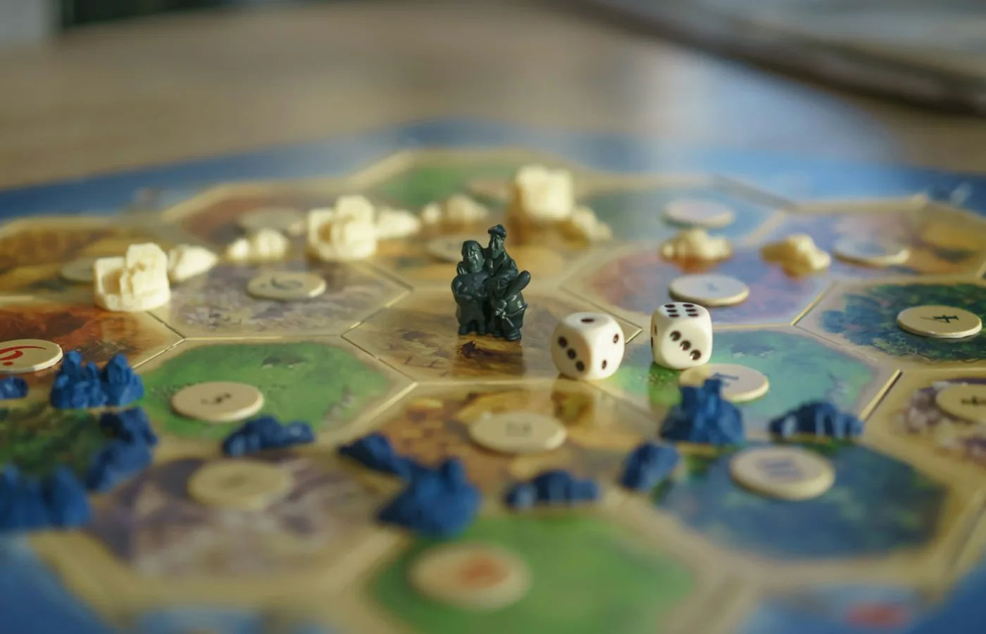 Brettspiel mit Spielfiguren und Würfeln auf einem Tisch