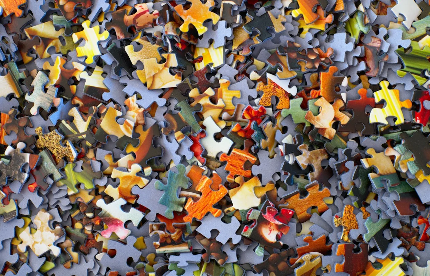 Viele echte Puzzleteile mit unterschiedlichen Farben und Motivdetails